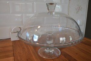 Tårtfat på fot med lock