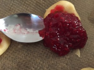 När vi har på sylt är han glad och ivrig och vet precis hur han vill ha det - mycket sylt!